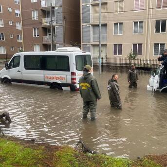 Reportan inundación de calles en región del Biobío producto de las lluvias: conductor de camión debió ser evacuado por Carabineros