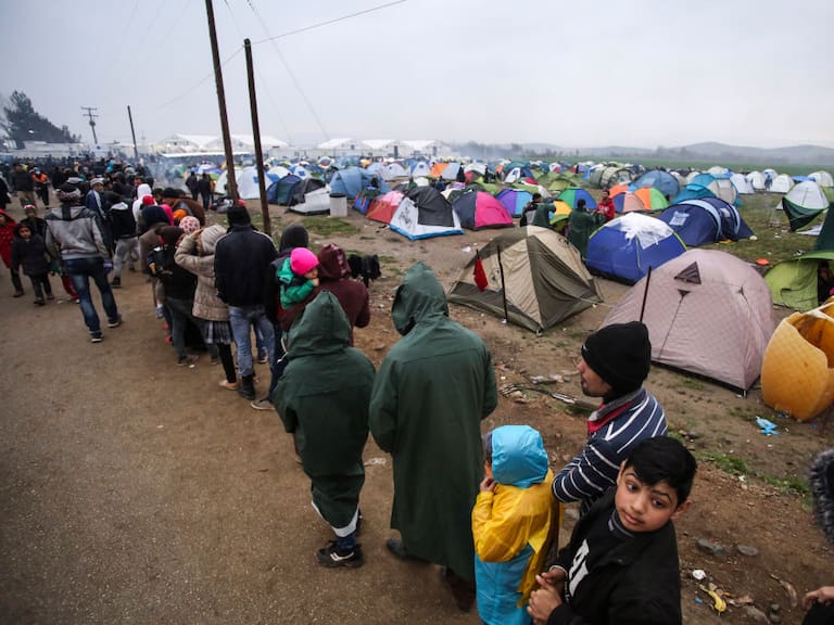 Refugiados en Grecia realizan una fila para recibir alimentos