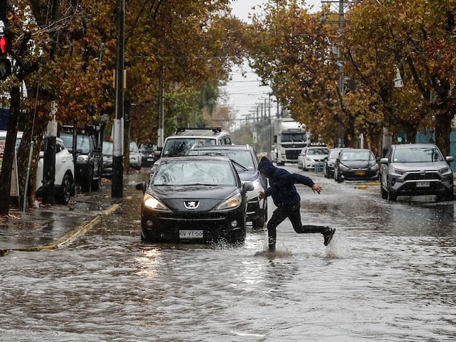 Meteorólogo proyecta hasta 80 milímetros de agua durante ciclón extratropical en Chile y advierte: “En algunos lugares habrá más lluvia que en otros”