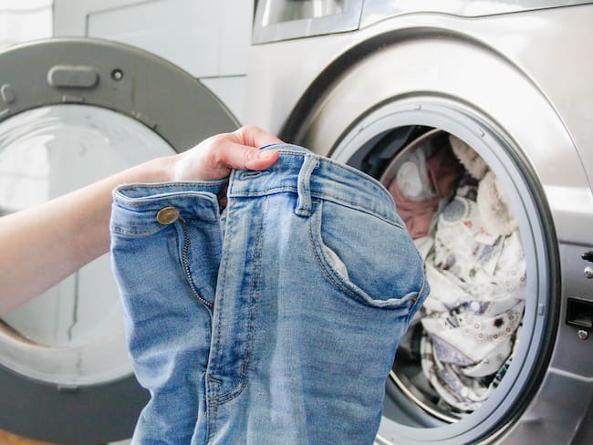 Cada cuánto debería lavar los jeans, cómo hacerlo y por qué es buena idea meterlos al freezer