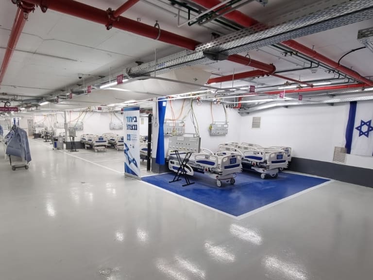 Israel transforma estacionamientos en hospitales