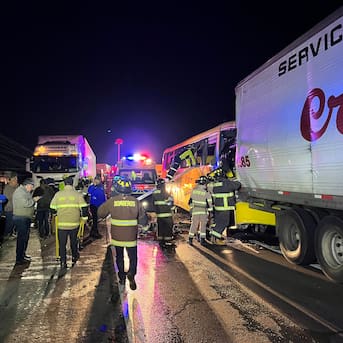 Accidente múltiple en Paine: bus con pasajeros colisiona con camión y deja dos muertos y varios heridos