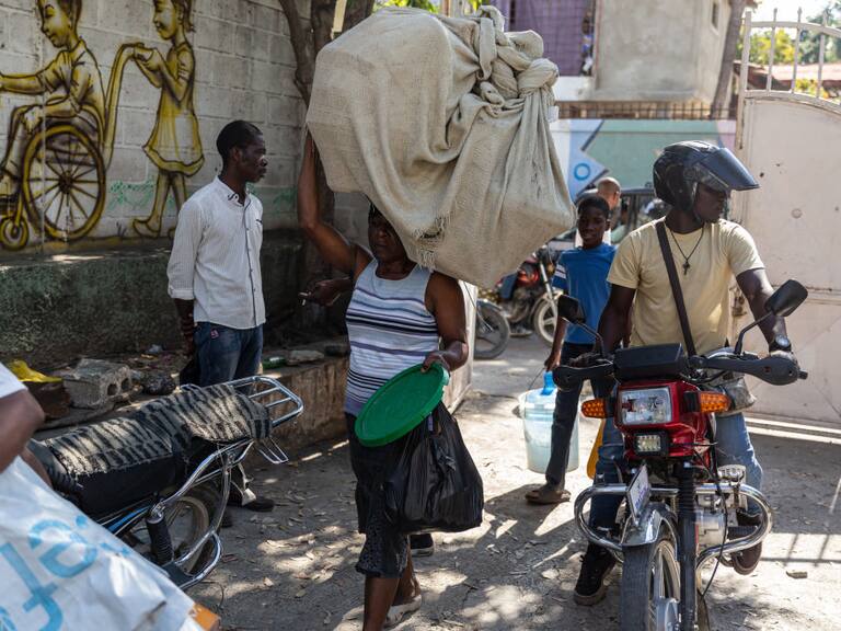 Las personas comienzan a dejar sus viviendas en la ciudad de Puerto Príncipe, en medio de la ola de violencia que desata el crimen organizado en Haití.