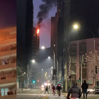 Reportan voraz incendio que afecta a últimos pisos de edificio residencial en Santiago