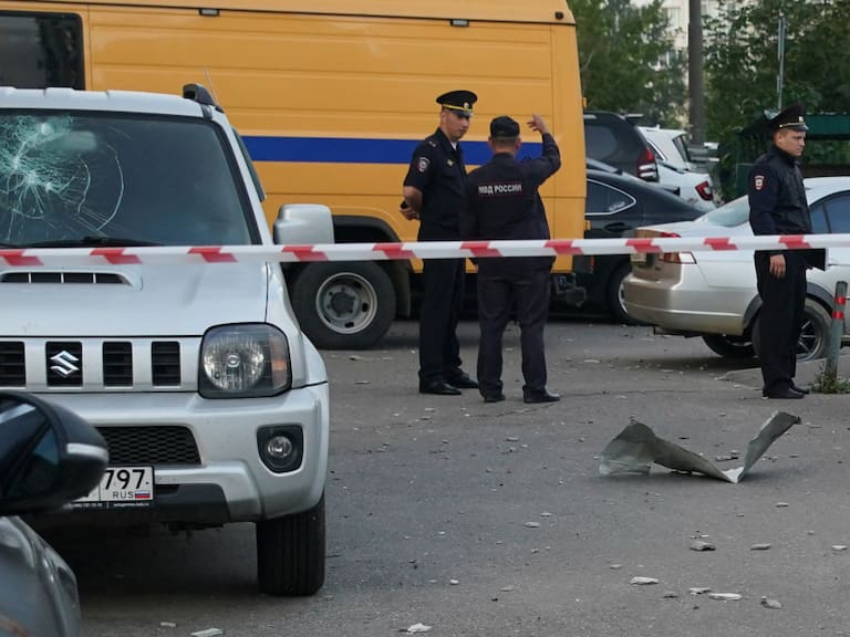 Policías custodian restos de un dron destruido en Krasnogorsk de Rusia
