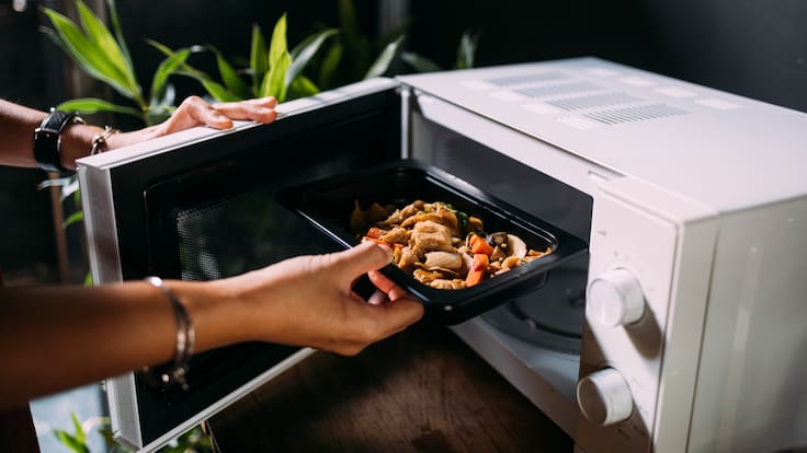 ¿Realmente es peligroso usar el microondas para calentar comida? Esto indica un especialista