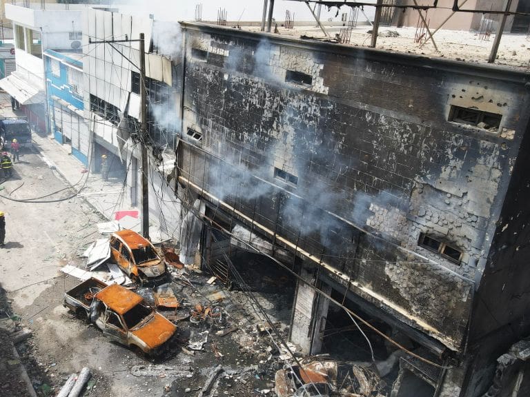 Incendio destruye un centro comercial en San Cristóbal de Dominicana