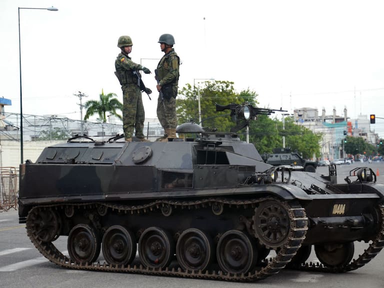 Soldados de Ecuador, acompañados de un tanque militar, custodian las calles en las cercanías de la prisión de Machala.