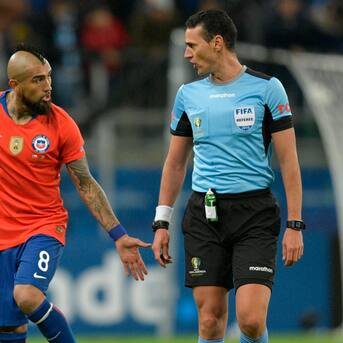 ¡No se guardó nada! El desatado reclamo de Arturo Vidal contra Wilmar Roldán por la eliminación de Chile