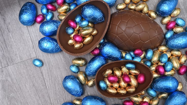 Huevitos de chocolate por las nubes: ¿A quién benefician los precios récord del cacao?