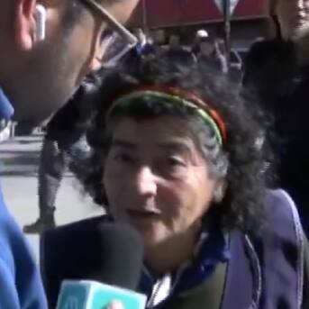 “¡Desgraciado!”: Mujer se lanzó sobre periodista de Mega con furiosa protesta