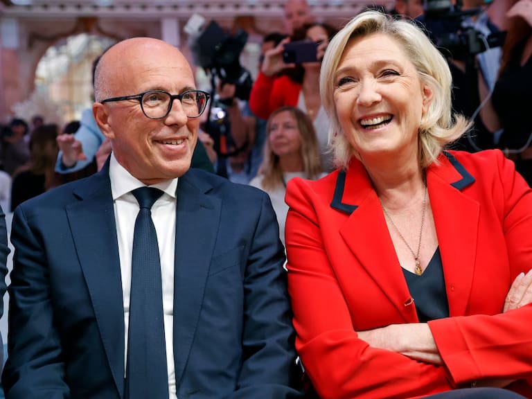 En París de Francia comparten el líder de la derecha Eric Ciotti y la máxima dirigente de la ultraderecha Marine Le Pen.