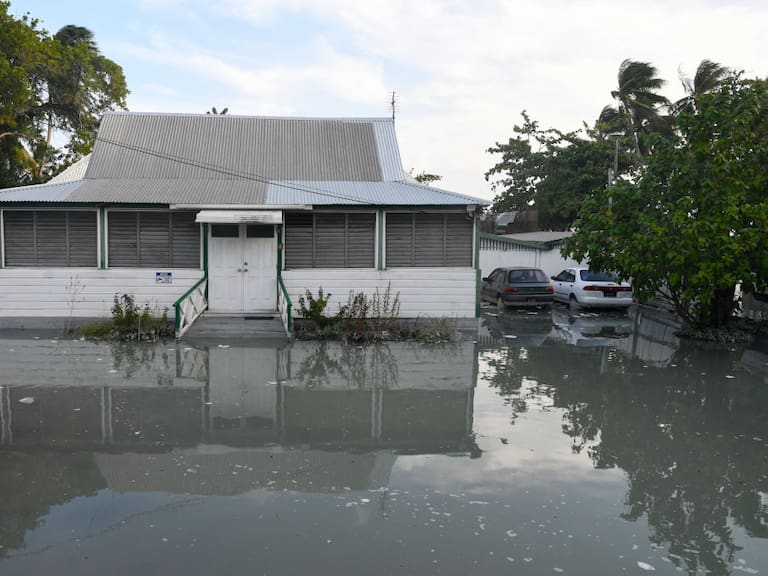 En Worthing de Barbados el agua cubre el piso, debido a las inundaciones que deja el paso del huracán Beryl por el Caribe.