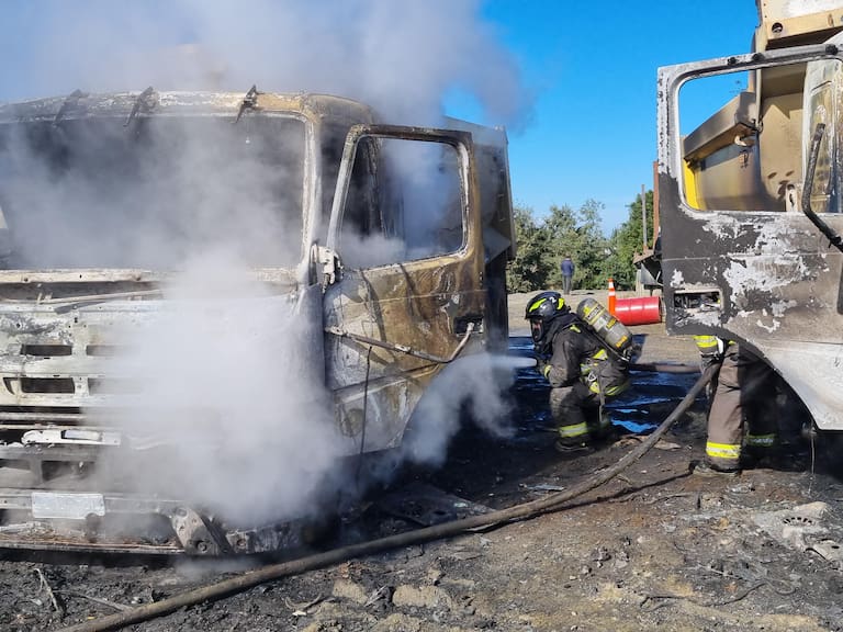 28 de Abril del 2022 /LOS ALAMOS33 vehículos quemados culminó una ataque efectuado por al menos 40 sujetos al interior de una planta de acopio de ripio en Los Álamos, en la provincia de Arauco, Región del Biobío.
FOTO: MANUEL ARANEDA/ AGENCIAUNO