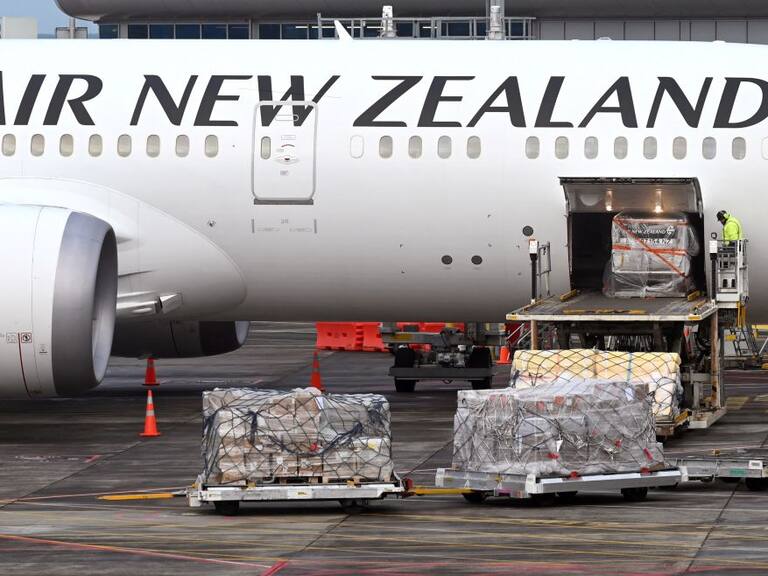 Trabajadores cargan un avión de Air New Zealand en el Aeropuerto de Auckland, en Nueva Zelanda