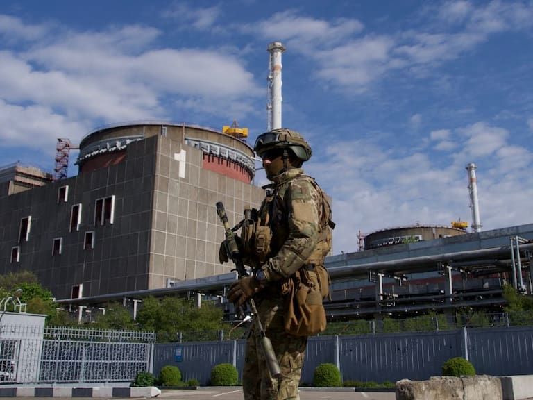 Militar de Rusia custodia la planta de energía nuclear de Zaporiyia en Ucrania