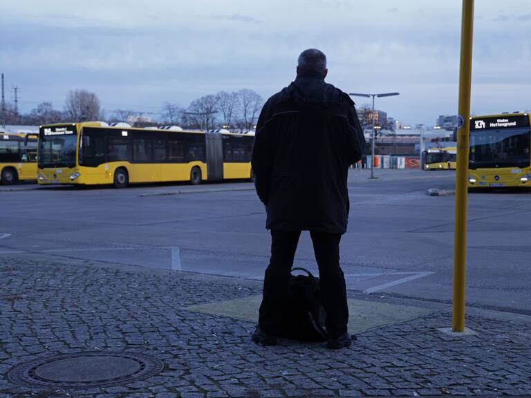 Un trabajador en el terminal de los buses BVG Berlin de la capital de Alemania. El sindicato anunció movilizaciones que paralizarán los servicios.