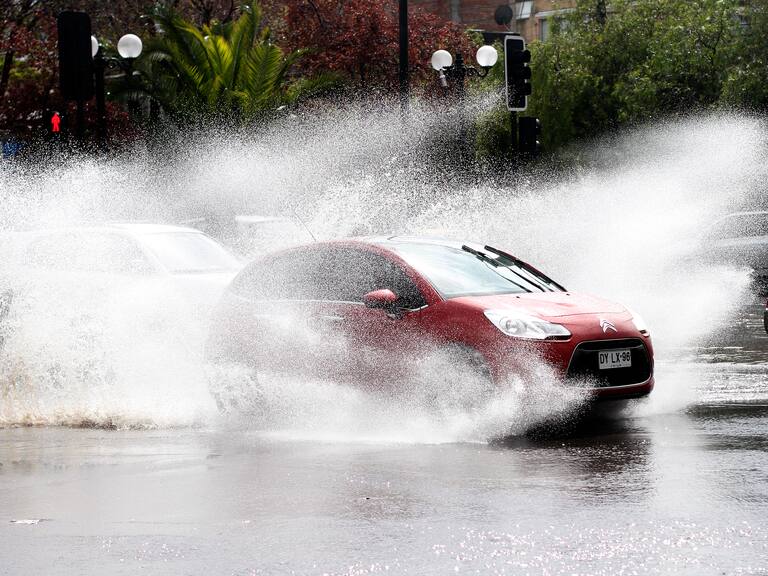 Lluvia en Chile: a esta multa se enfrentan quienes mojan peatones con su auto (y así se puede denunciar)