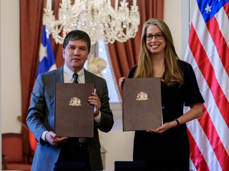 Chile y Estados Unidos firman acuerdo bilateral para mantener beneficio de Visa Waiver