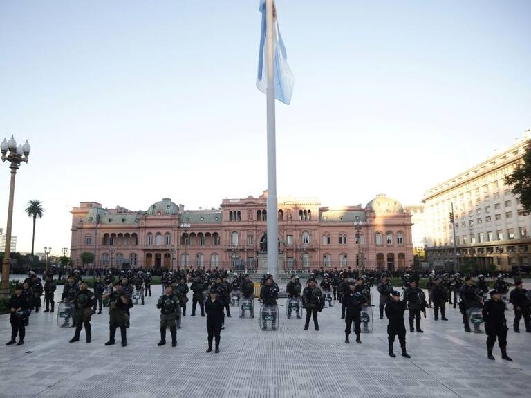 La policía resguarda de las manifestaciones a la Casa Rosada en la ciudad de Buenos Aires en Argentina.