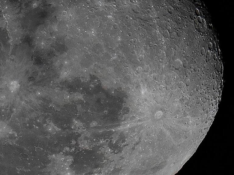 Fotografía de la superficie de la Luna cuando está llena.