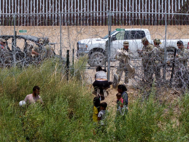 Desde la zona de Ciudad Juárez en México un grupo de migrantes intenta llegar a Estados Unidos, pese a la presencia de agentes fronterizos.