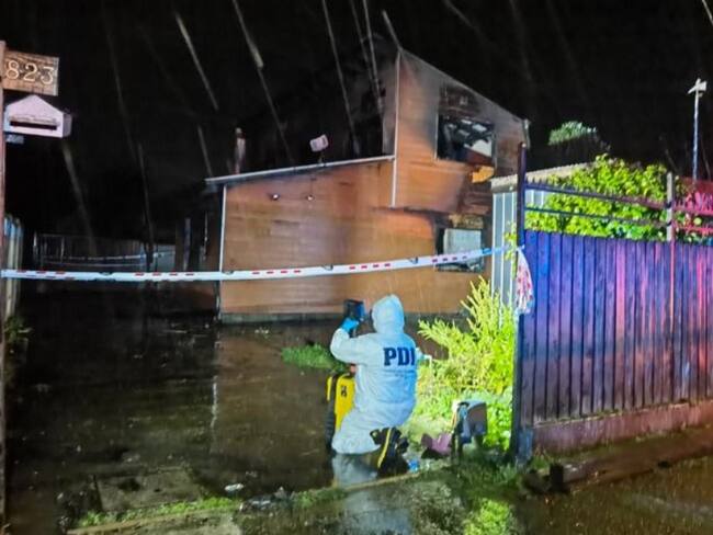 Madre e hija mueren durante incendio en Lanco: siniestro se habría originado por un recalentamiento de estufa a combustión lenta