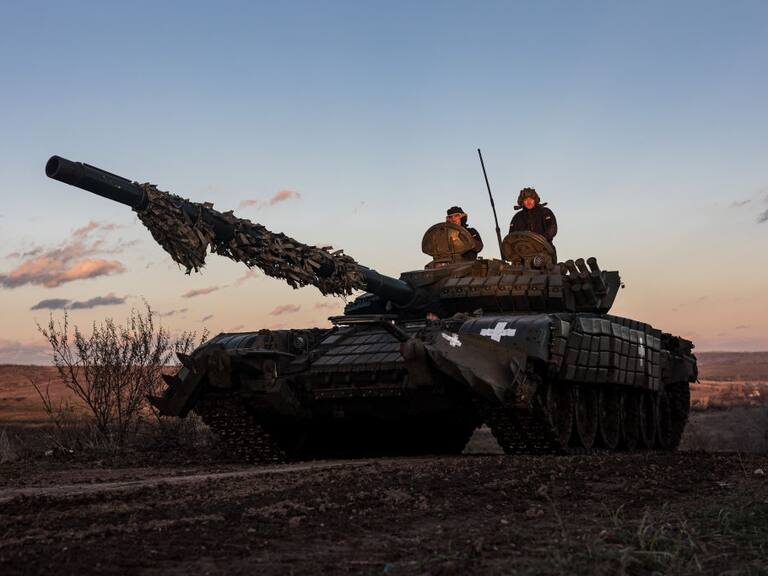 Militares de Ucrania avanzan sobre un tanque en la región de Donetsk