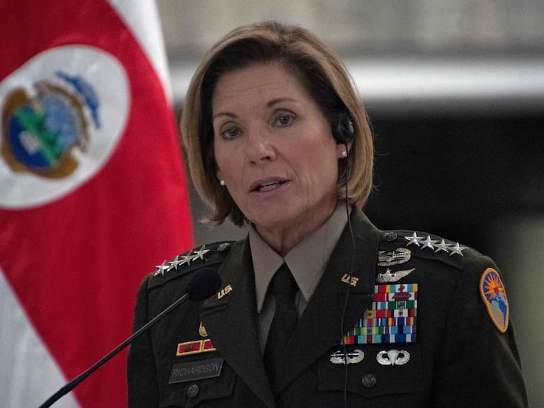 La comandante en jefe del Comando Sur de Estados Unidos, la general Laura Richardson, habla ante los medios tras una cita con el gobierno de Costa Rica.