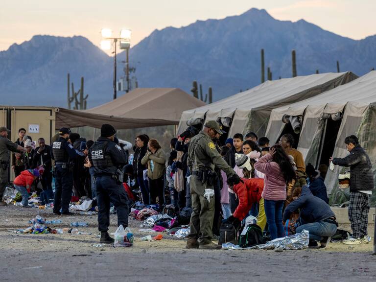 Los agentes fronterizos de Estados Unidos revisan a grupos de migrantes que llegaron al estado de Arizona.