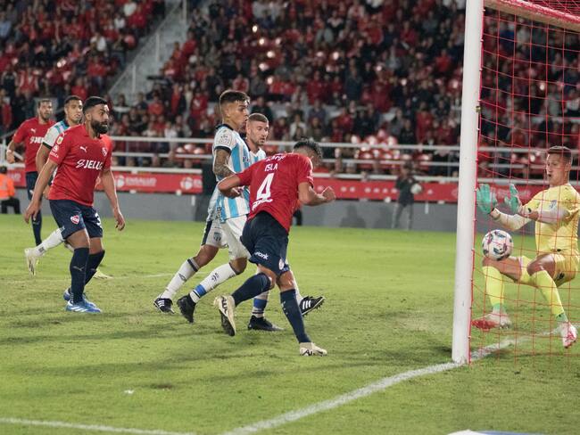 Mauricio Isla anota agónico gol y evita derrota de Independiente en Argentina