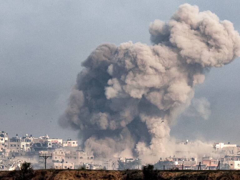 El humo se levanta luego de un nuevo bombardeo de las fuerzas de Israel sobre la zona norte de la Franja de Gaza.