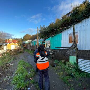 Evacúan a familia tras remoción de masa en Puerto Montt: cuatro viviendas se mantienen en riesgo