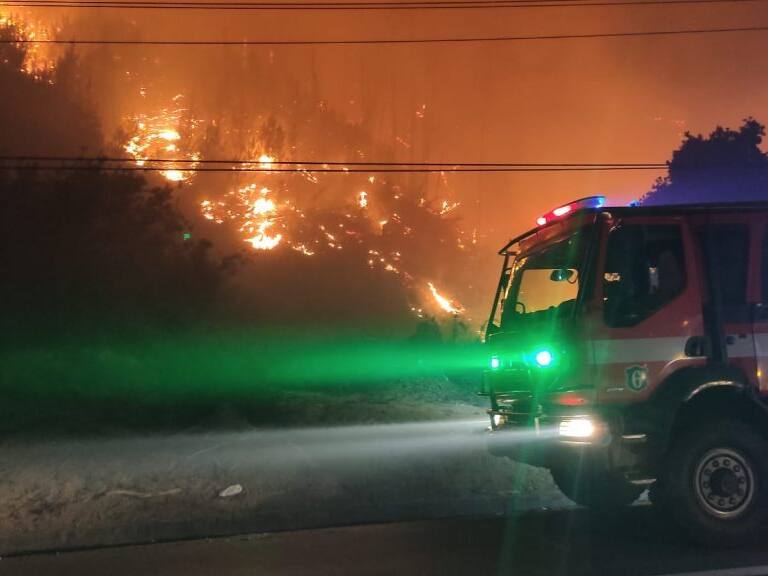 Se espera el apoyo de helicópteros y aviones: Incendio forestal en Valparaíso se mantiene activo