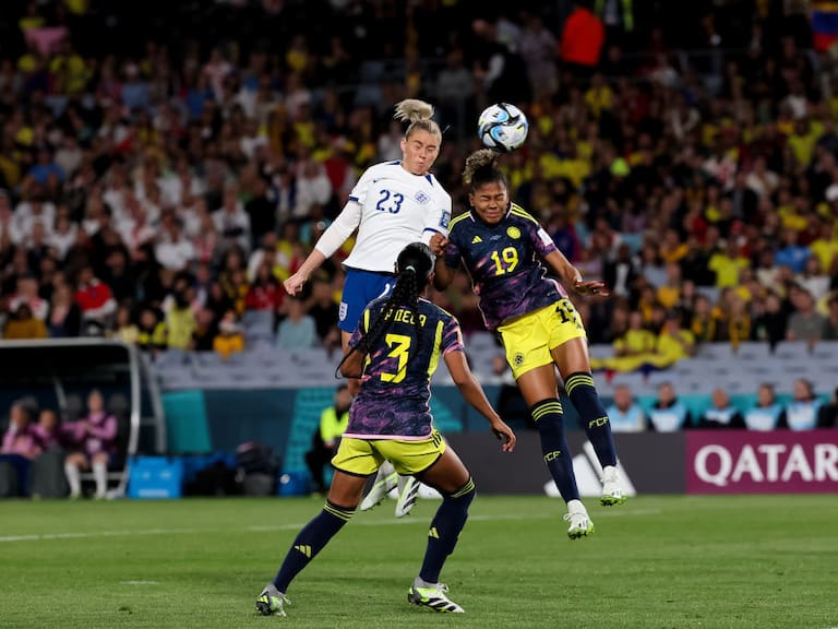 Futbolista de Inglaterra gana en el aire a la de Colombia en el Mundial Femenino