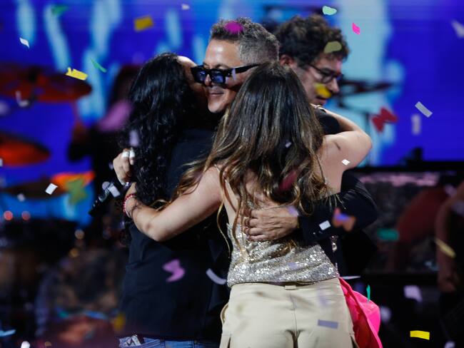 Al final de show y entre confeti: así fue como fans de Alejandro Sanz se subieron al escenario con el cantante en Festival de Viña 2024 
