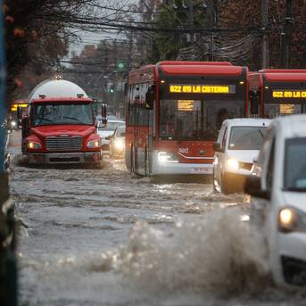 Ante lluvias en la Región Metropolitana: tránsito se encuentra desviado tras cierre de cuatro pasos bajo niveles