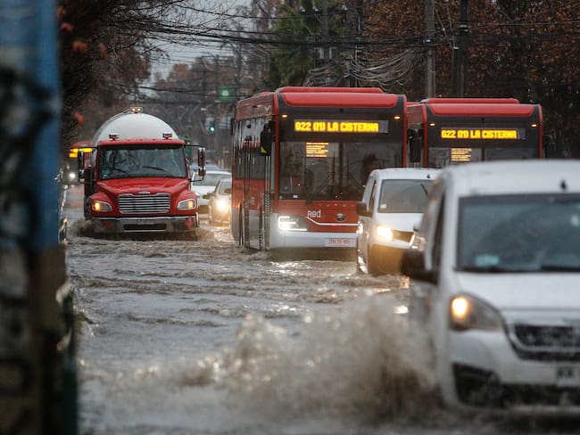 Ante lluvias en la Región Metropolitana: tránsito se encuentra desviado tras cierre de cuatro pasos bajo niveles
