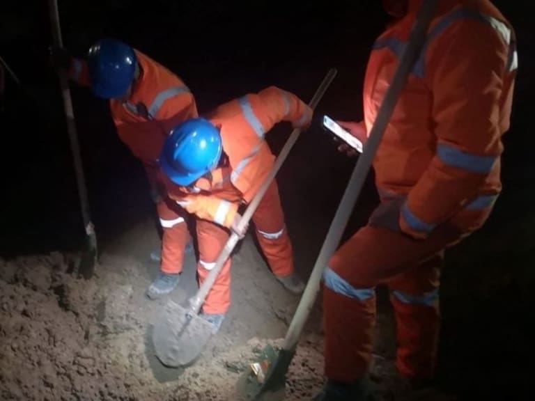 Equipos de rescate y soldados trabajan en la búsqueda de nueves mineros enterrados tras un alud en un yacimiento de oro en Ilic de Turquía.