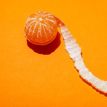 Ya no las botes: el sorprendente beneficio que podrían tener las cáscaras de naranja en la salud