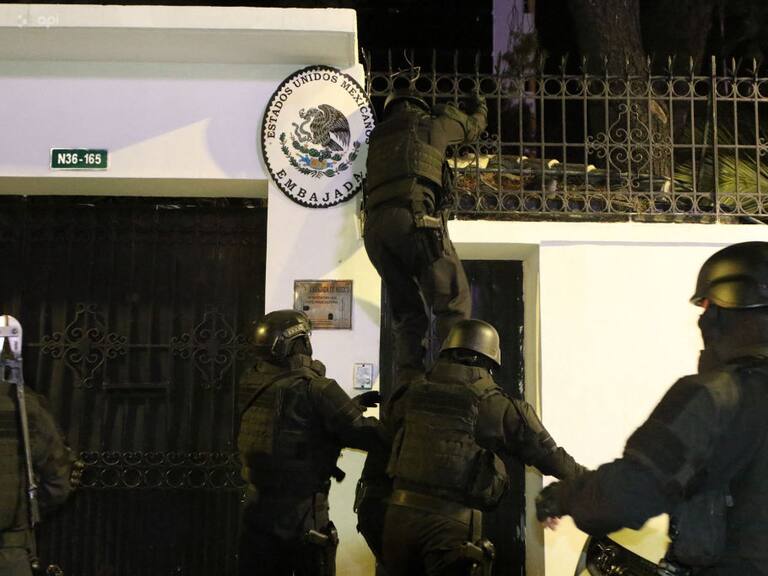 Fuerzas de seguridad de Ecuador invaden la embajada de México en la ciudad de Quito, en plena crisis diplomática.