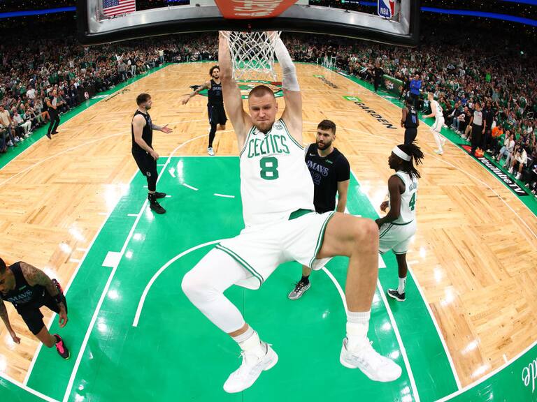 Kristaps Porzingis se cuelga del aro tras anotar dos puntos para Boston Celtics en el inicio de la final de la NBA ante Dallas Mavericks.
