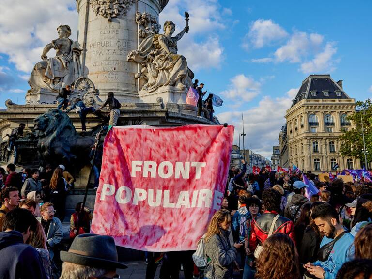 En la Plaza de la Republica en París se convocaron manifestantes contra la ultraderecha, luego de las elecciones europeas en Francia.