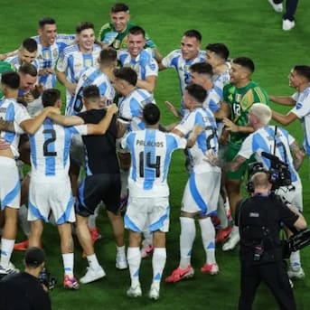 Acusan a futbolistas argentinos de racismo y homofobia tras ganarle la Copa América a Colombia