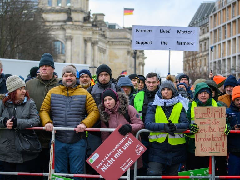Agricultores y sus tractores llegaron hasta las cercanías del parlamento federal de Alemania, en rechazo a las políticas económicas anunciadas por el gobierno.