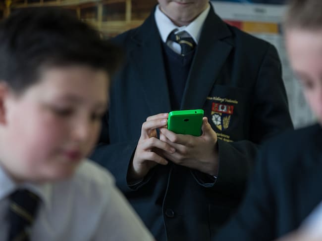 Experta en educación y proyecto que busca prohibir uso de celulares en colegios: “Están diseñados para generar adicción”