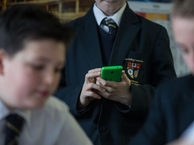 Experta en educación y proyecto que busca prohibir uso de celulares en colegios: “Están diseñados para generar adicción”