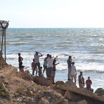 Buscan a medio centenar de migrantes tras naufragio de embarcación en Calabria, al sur de Italia