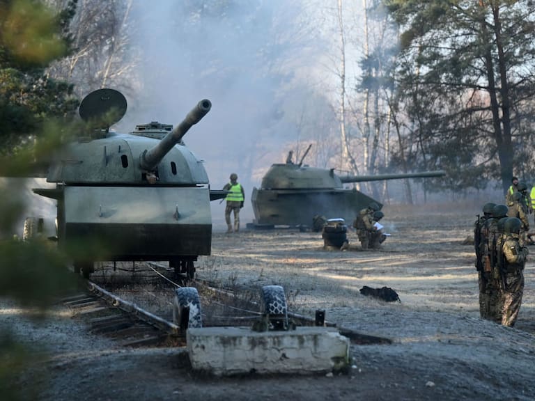Militares de Ucrania realizan entrenamiento a las afueras de Kiev