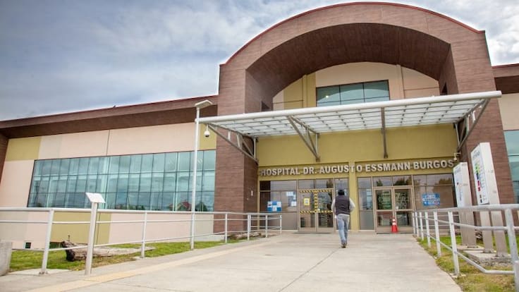 Tras parto de paciente en estacionamiento del recinto: piden la renuncia no voluntaria al director del Hospital de Puerto Natales